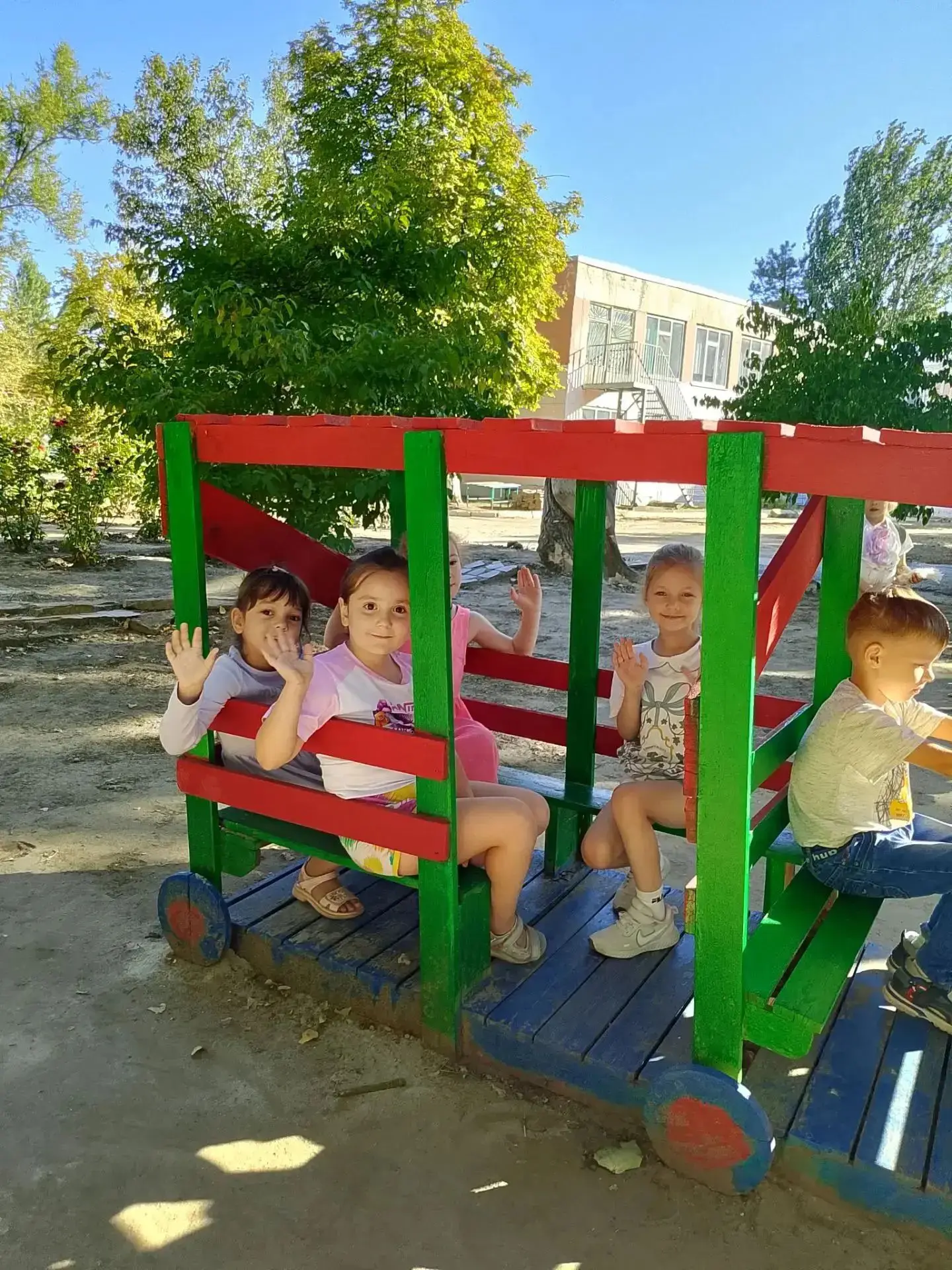 Провожаем лето вместе! Сегодня, 31 августа, в МБДОУ ДС «Родничок» прошел самый яркий и ...