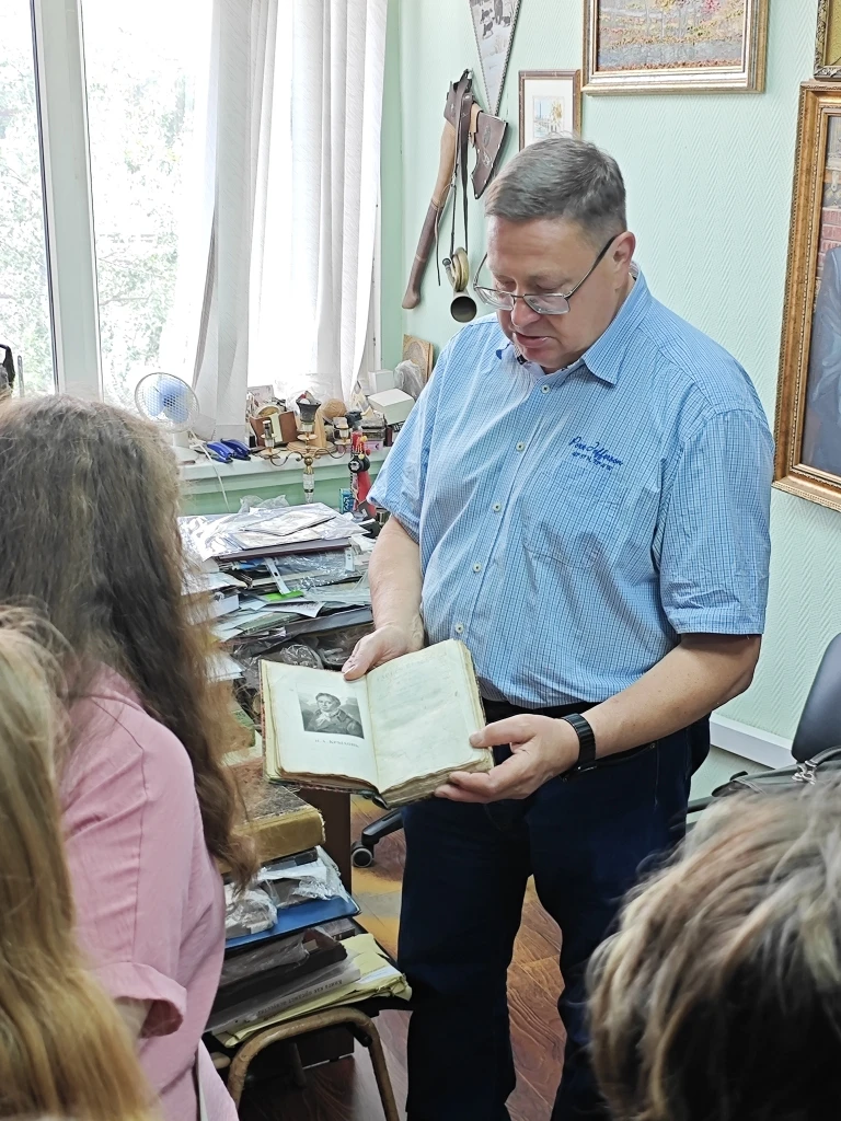Как рождается книга: производственная практика графических дизайнеров в «Кожаной мозаике»

Второкурс