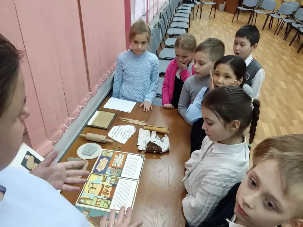 10 февраля ученики 2 «В» класса посетили библиотеку имени Гайдара📚   В ходе встречи ребятам рассказа