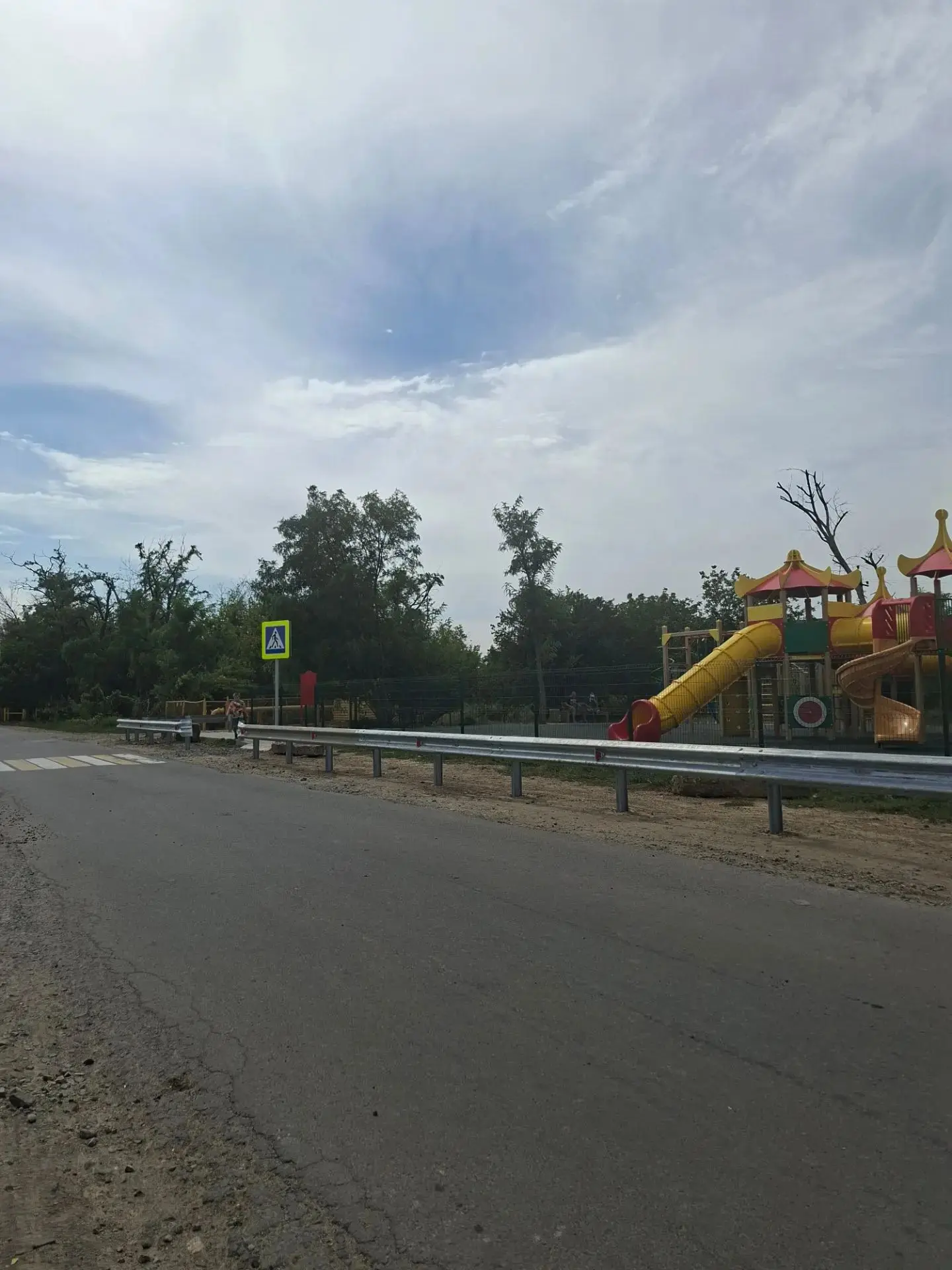 Выполнены работы барьерного ограждения вдоль детской площадки х. Ленина ул. Пионерская ...