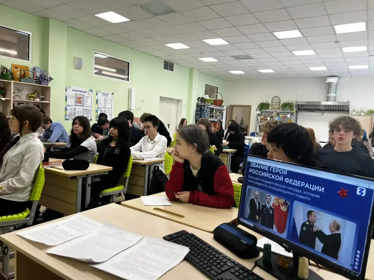 🗓️Сегодня для 8-ых классов советником по воспитанию была проведена лекция «Кто такие герои?» - форма