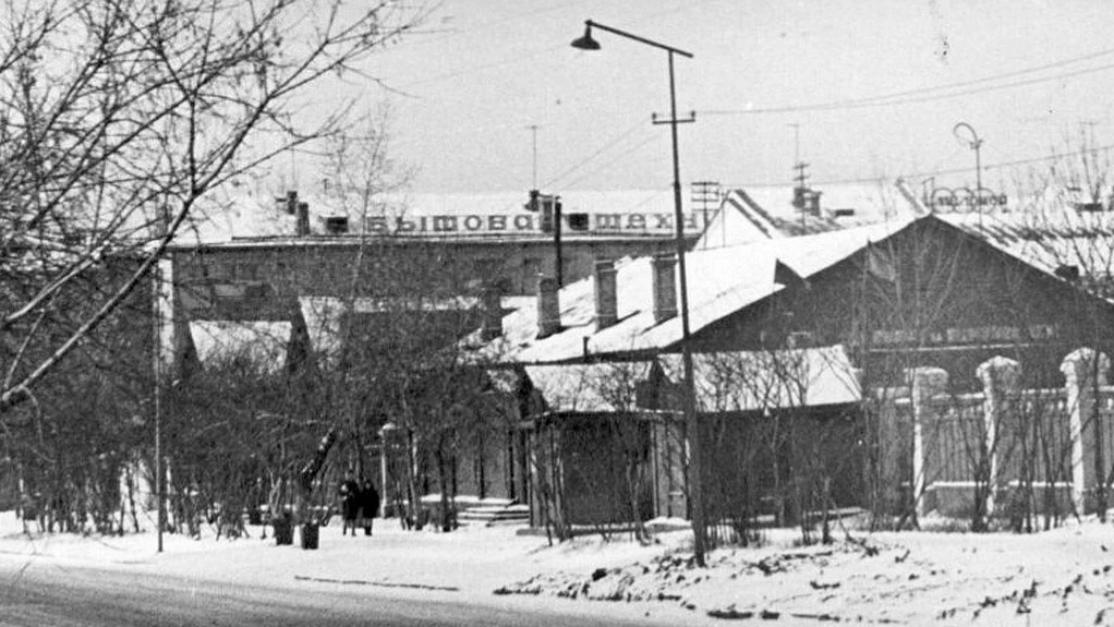 Улица Крылова в районе Центрального рынка. На заднем плане магазин «1000 мелочей», 1975-85г.