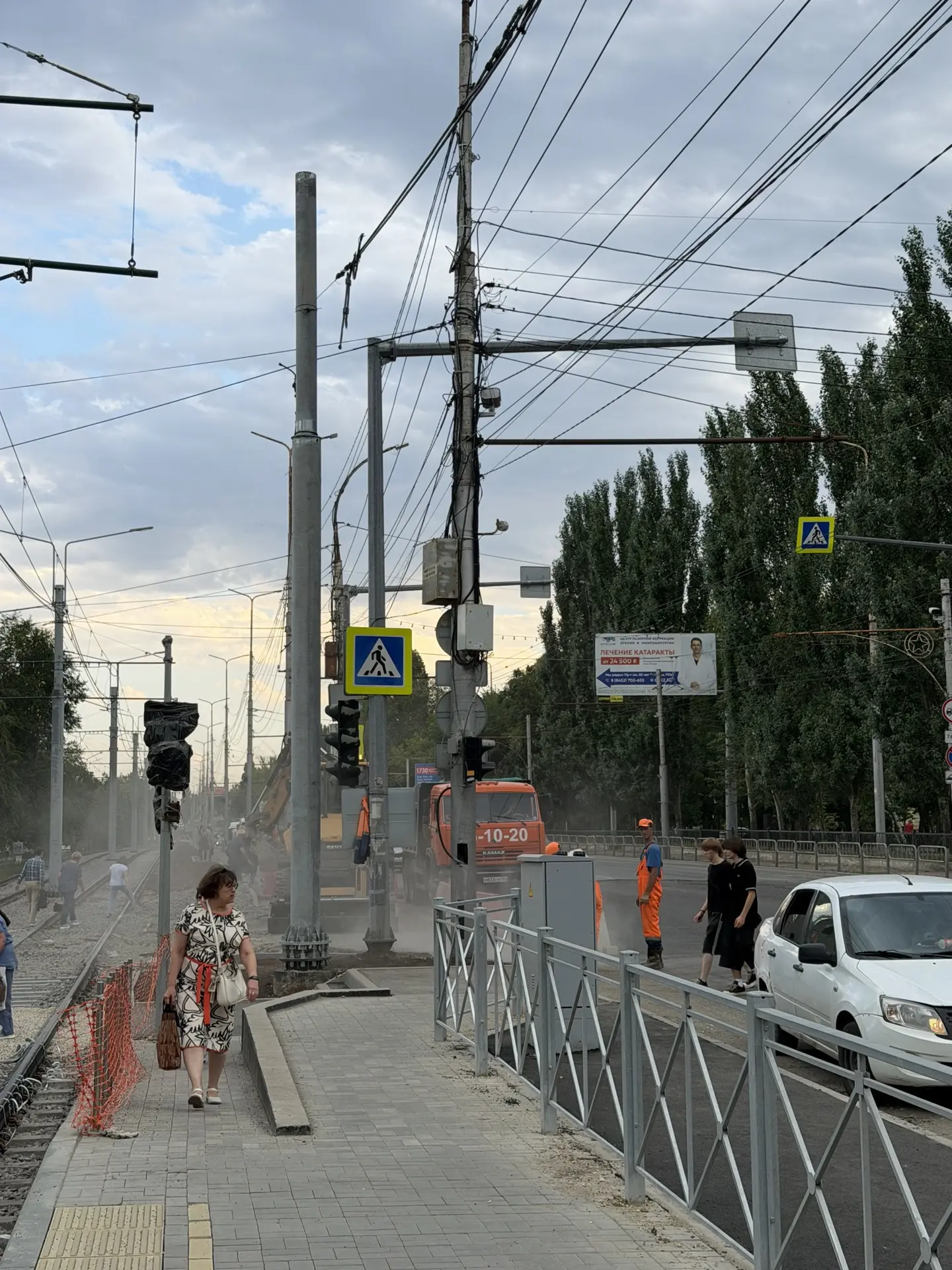 Вот многие начали «сделали рельсы, а к остановке не подойти!!!»