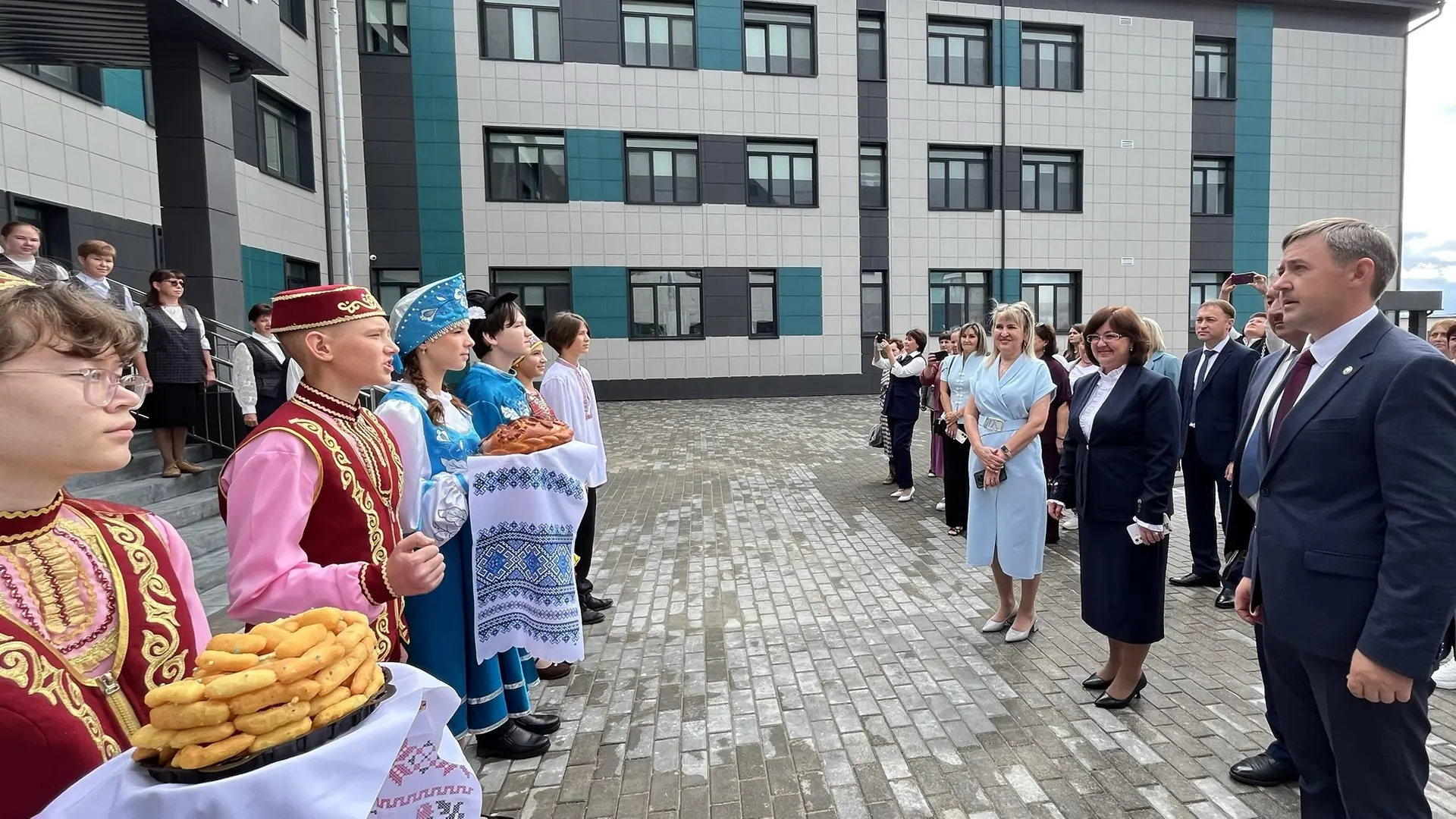 В новой школе Агрыза прошла встреча с директорами и гостями района.