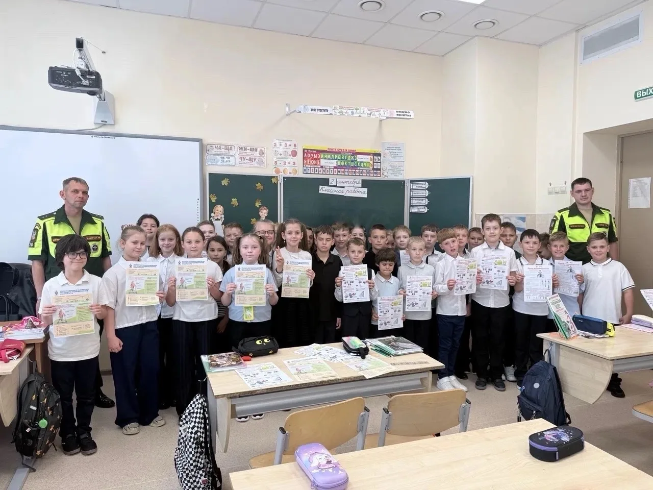 2 сентября сотрудники ВАИ встретились с учениками 3 «Д» класса и провели беседу о прави...