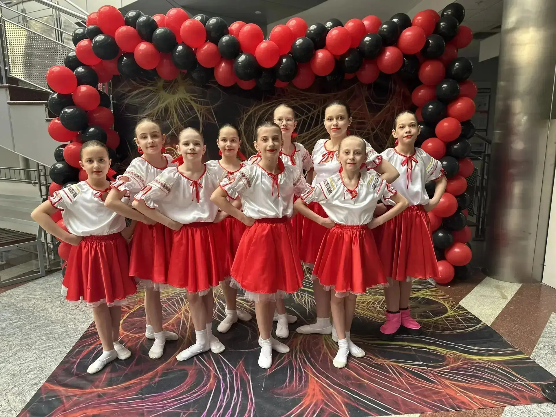 С радостью поздравляем наших звёздочек! ✨ Ученицы 3 "В" класса, Мария Фещенко и Екатерина Грекова 👯‍