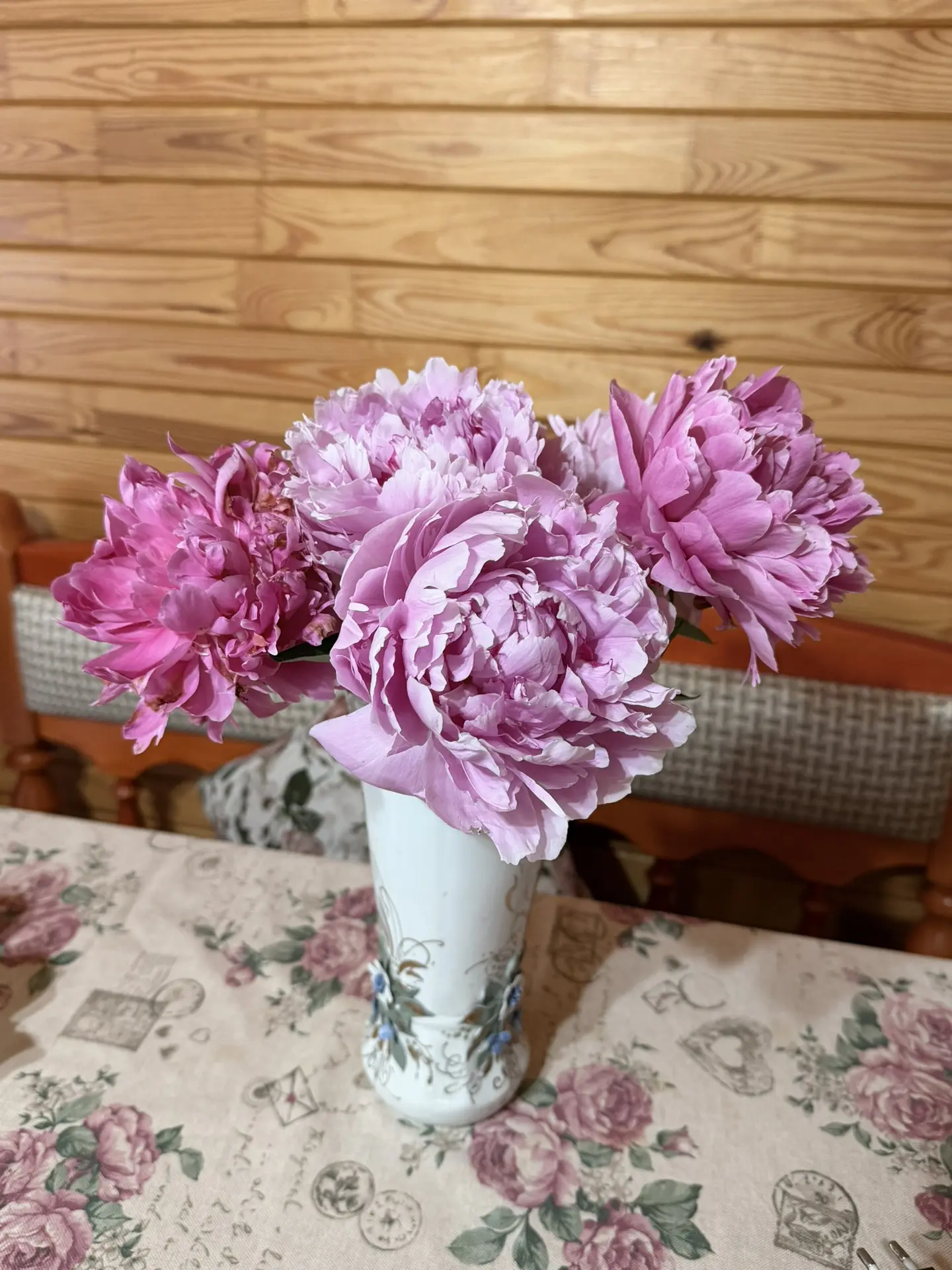 Доброго всем утра💞 

Пионы из сада моей мамы🔥

Вчера многие просили рассказать про мой уход и косм