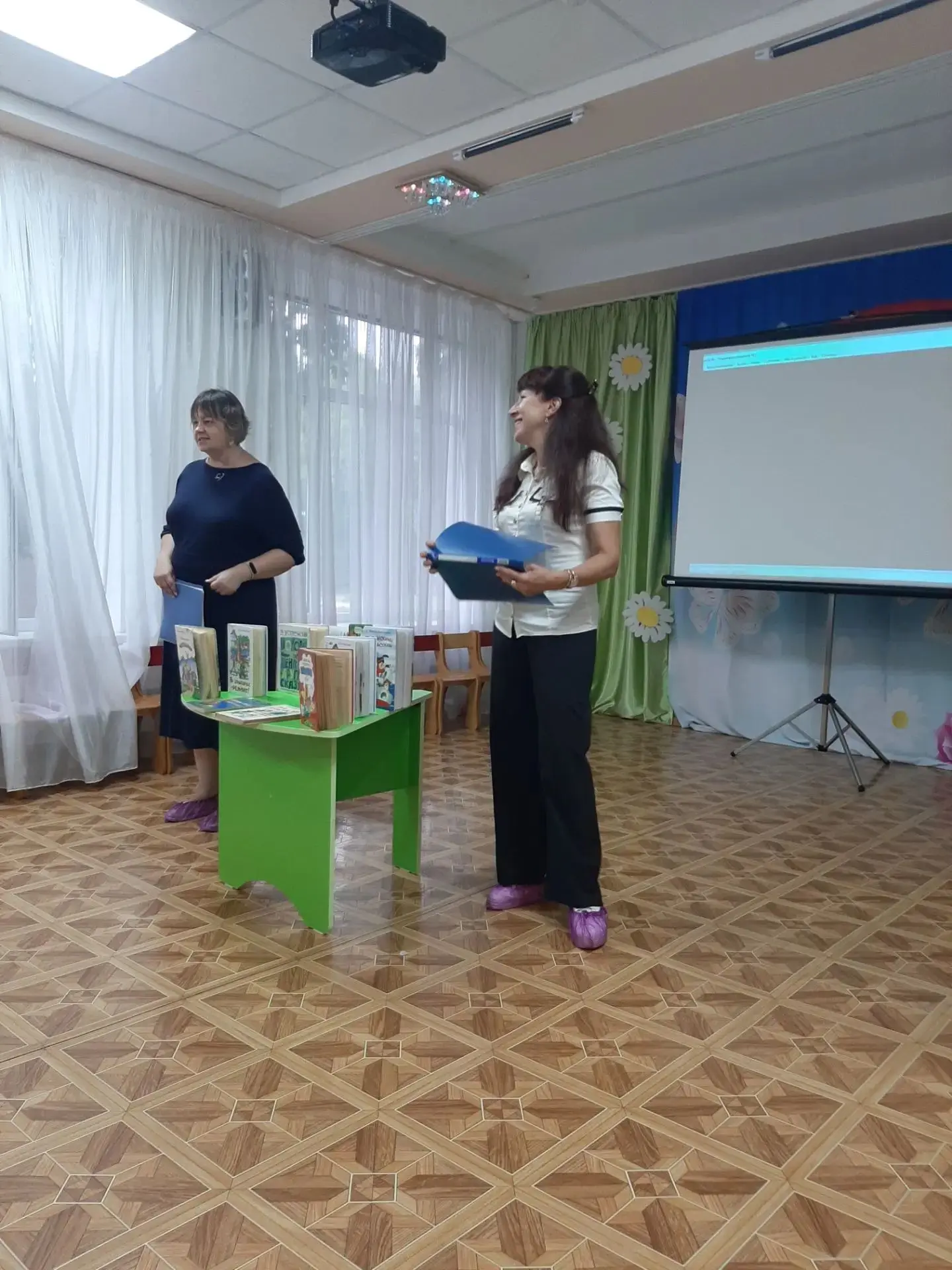 Друг без друга мы скучаем, 
 Вместе с радостью играем. 
 И нам ссориться не нужно, 
 Ведь всего силь