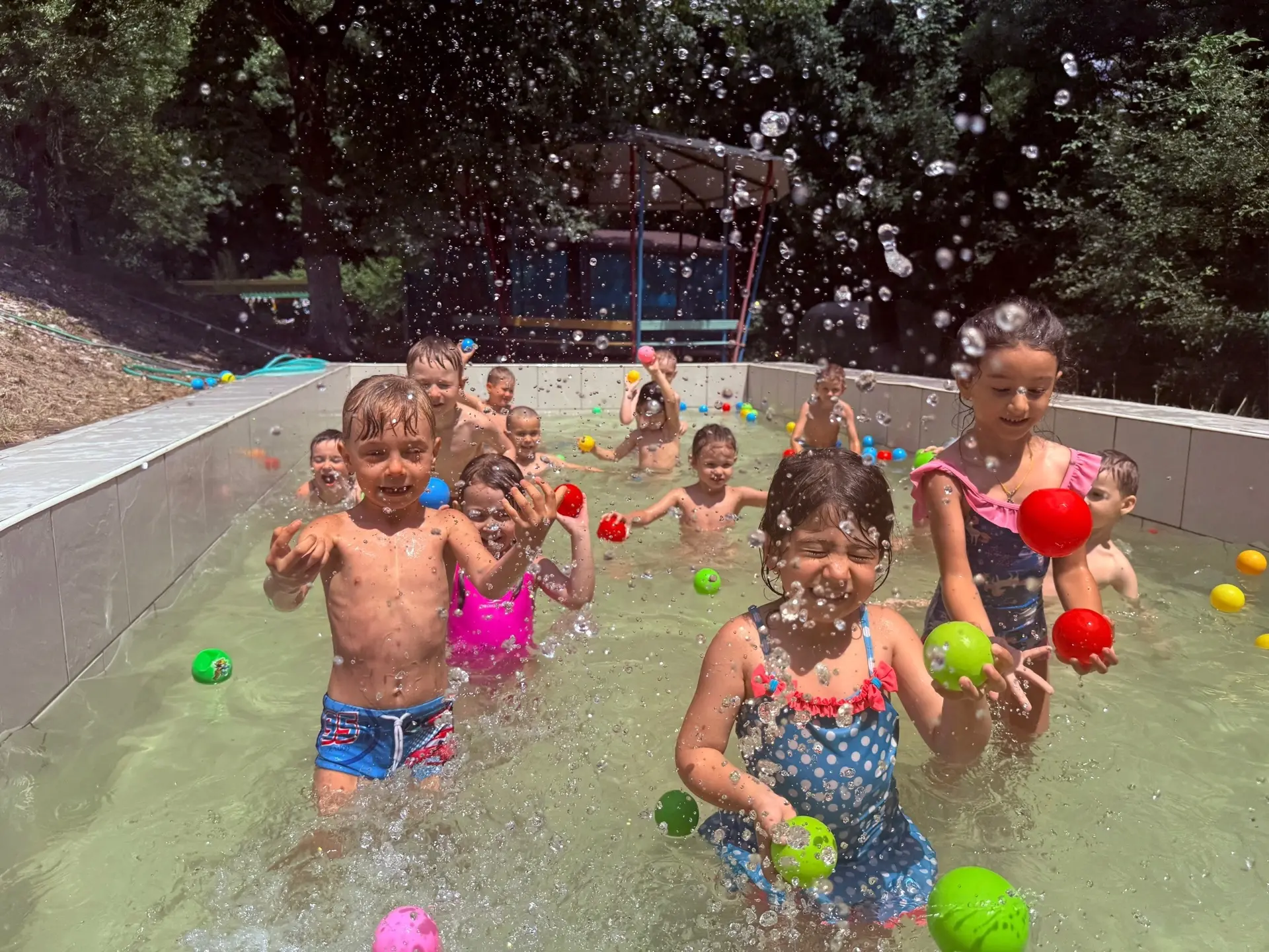 🌈Почему бассейн - лучшее место для ребенка в летнюю жару?☀️

☀️Пока на улице +30, наши воспитанники