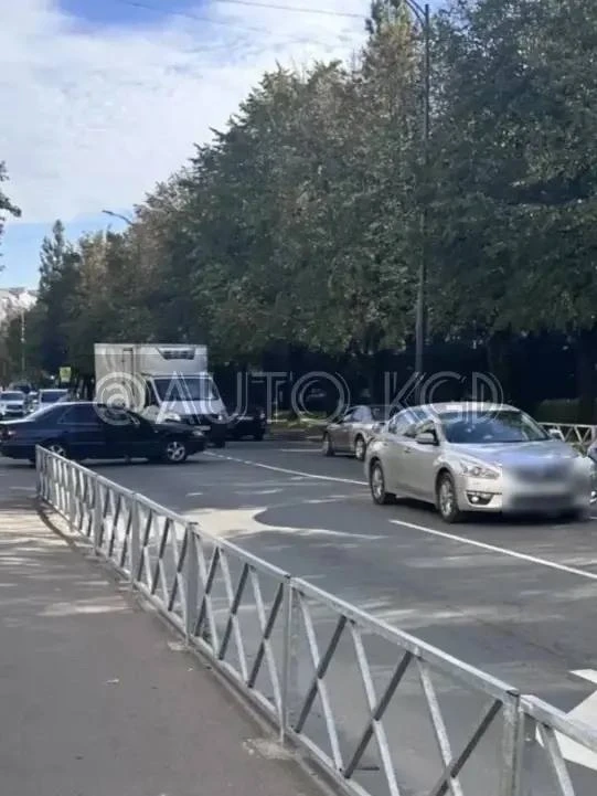 На Фрунзе к 9 Апреля пробраться можно только по встречке, две легковушки не разъехались.