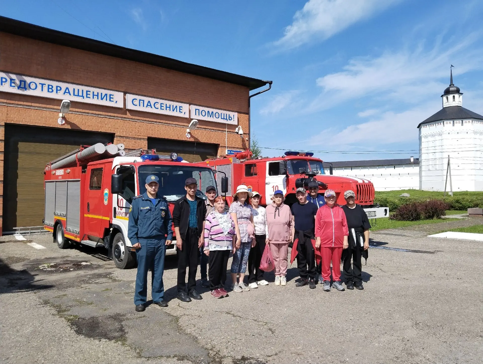 🚒 Инклюзивные волонтеры нашего дома побывали на экскурсии в пожарной части г. Кириллов...