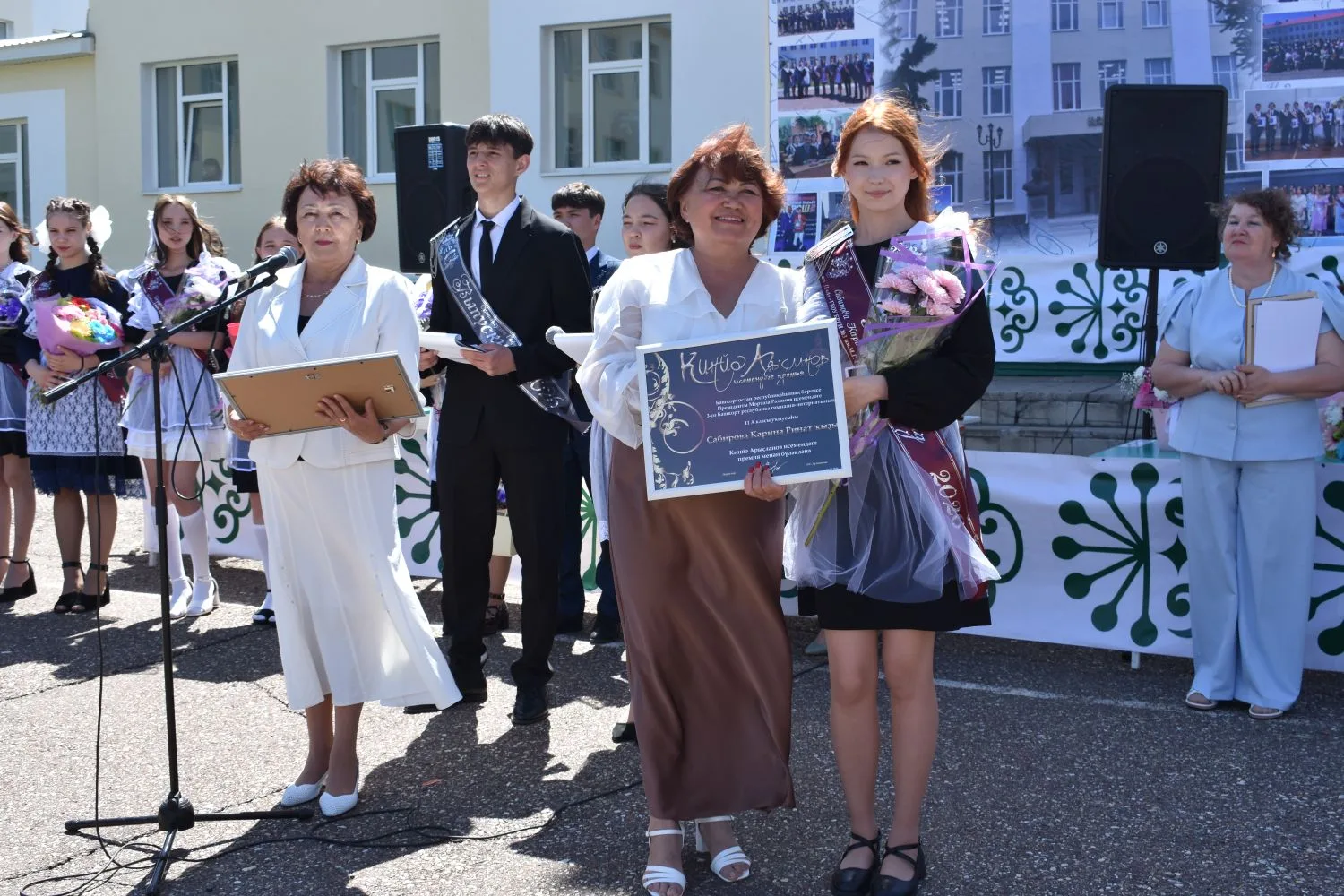 Кинйә Арыҫланов премияһы тапшырылды
Традиция буйынса гимназияла уҡыу осоронда яҡшы уҡыған, өлгөлө тә