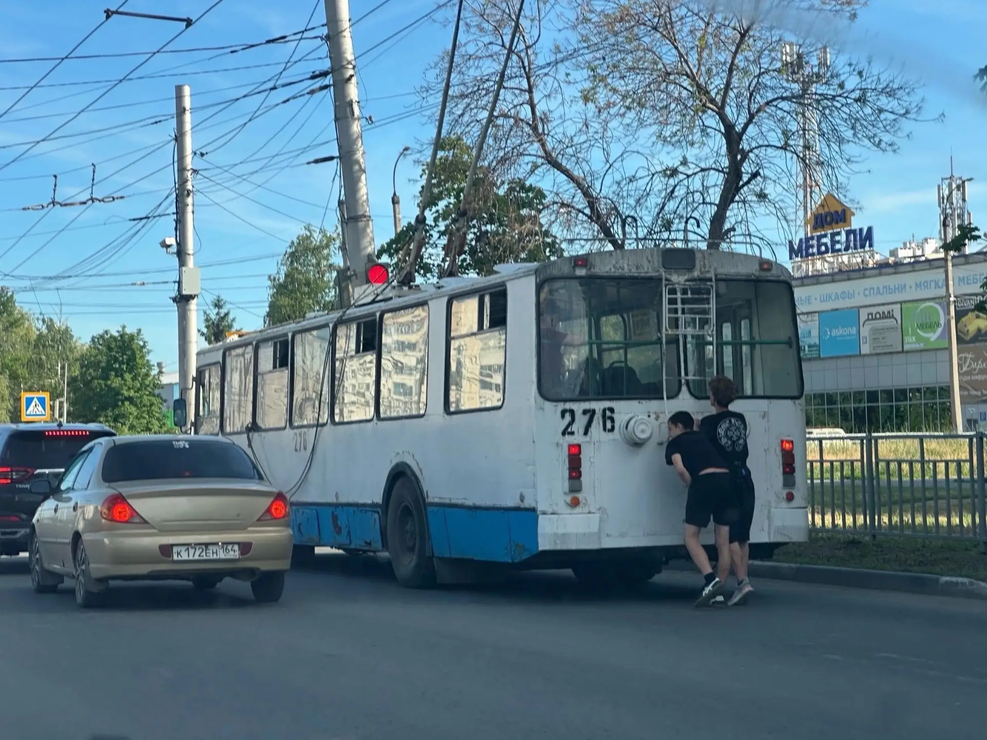Подписчик «Балаковских вестей» просит обратить внимание родителей на то, чем занимаются...