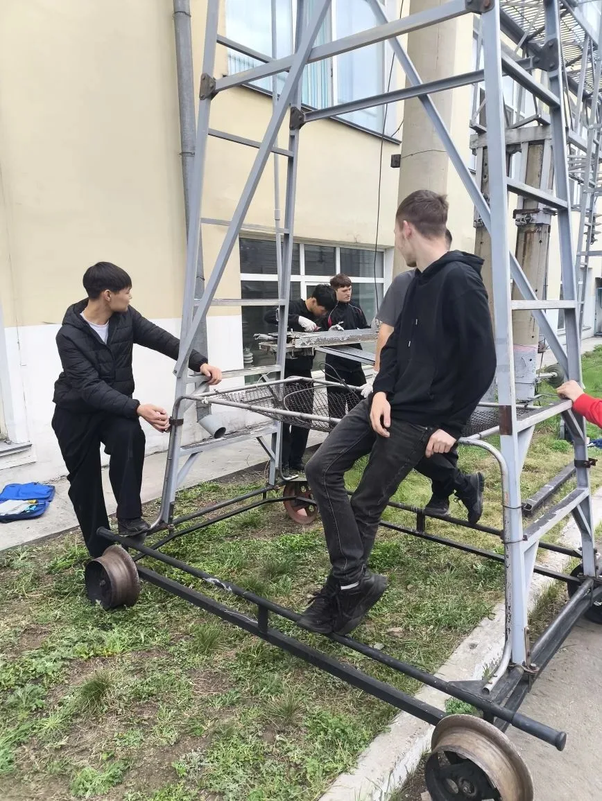 ⚡ Практика в действии: будущие электромонтеры в работе! 🔧  Под руководством преподавателя Уразаева Р
