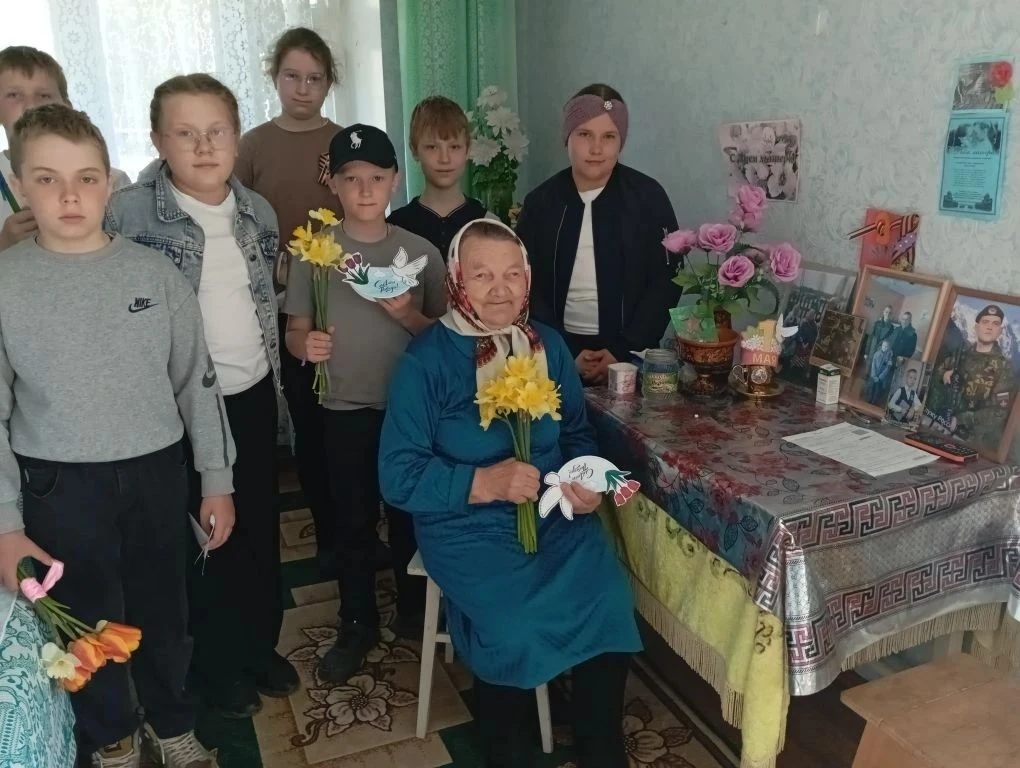С теплом и благодарностью школьники поздравили жителей СпецЖилДома с наступающим Днём Победы! Учащие