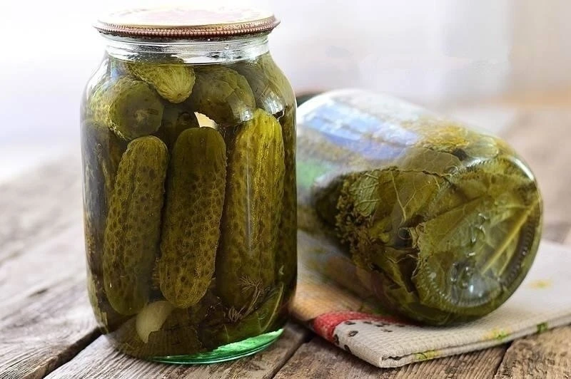 Рецепт вкусных огурчиков🥒 

Вам понадобиться :
Огурцы — 2 кг, 
Укрoп (зoнтики) — 2 шт., 
Черная смo