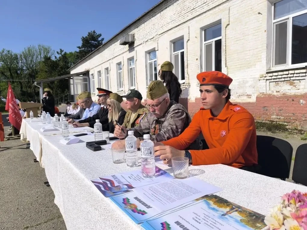 В нашей школе прошёл смотр строя и песни, приуроченный к 81-й годовщине Великой Победы 🇷🇺  В преддве