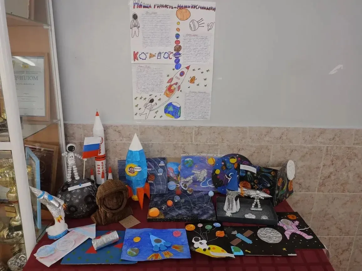 🚀 Ученики начальной школы приняли активное участие в конкурсе поделок «Планета творчества», посвящён
