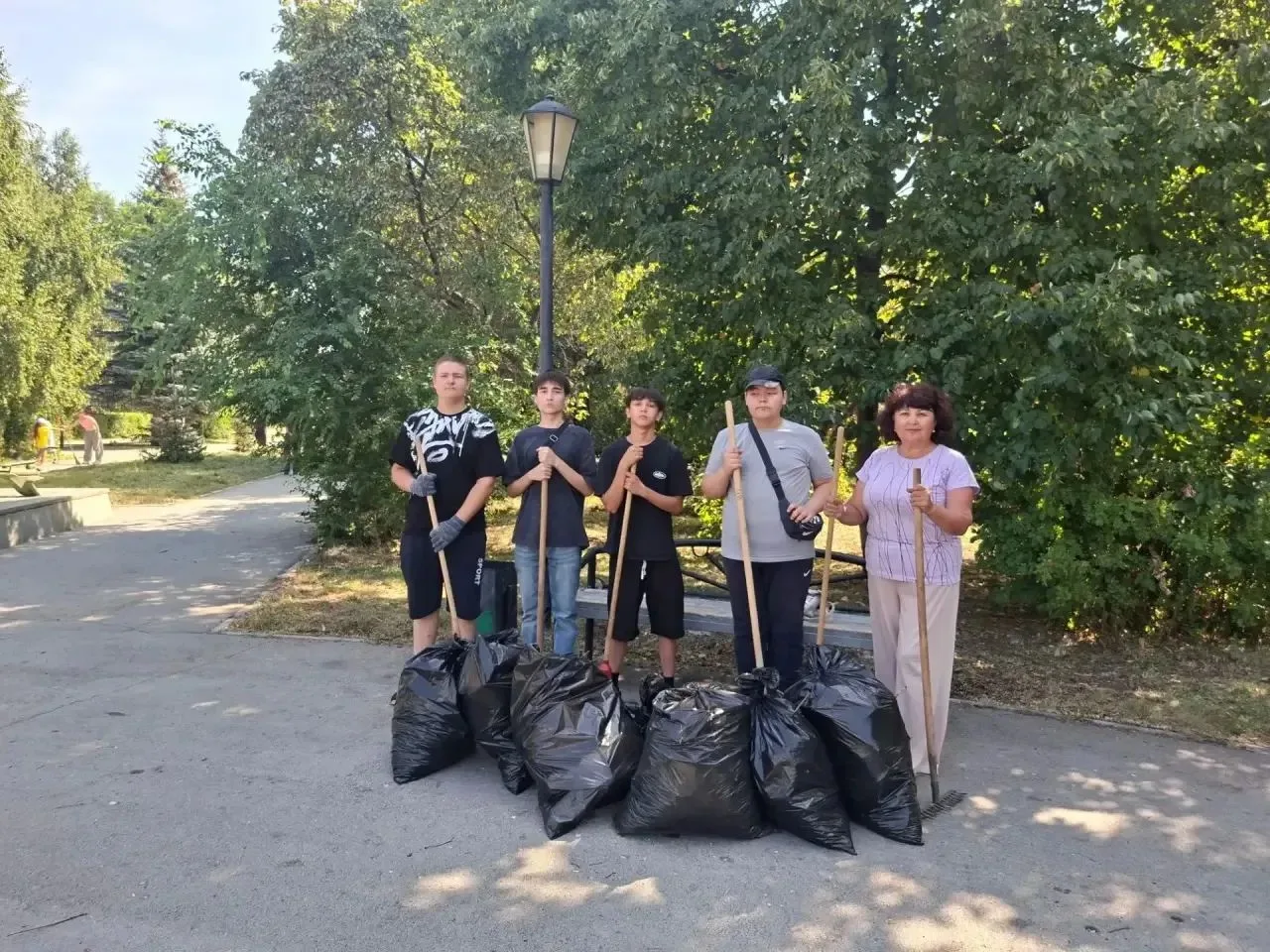 Чисто там, где убирают... особенно если убирают учителя! 🧹✨