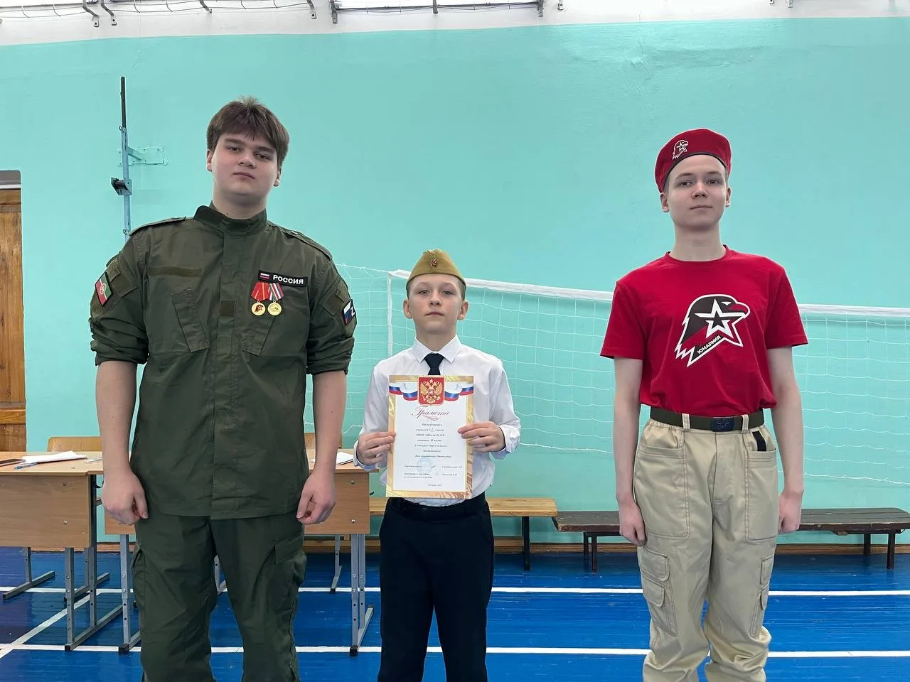 3-и и 5-е классы на смотре! 🥁  Сегодня в школе прошёл смотр строя и песни для 3-х и 5-х классов. 🌟  
