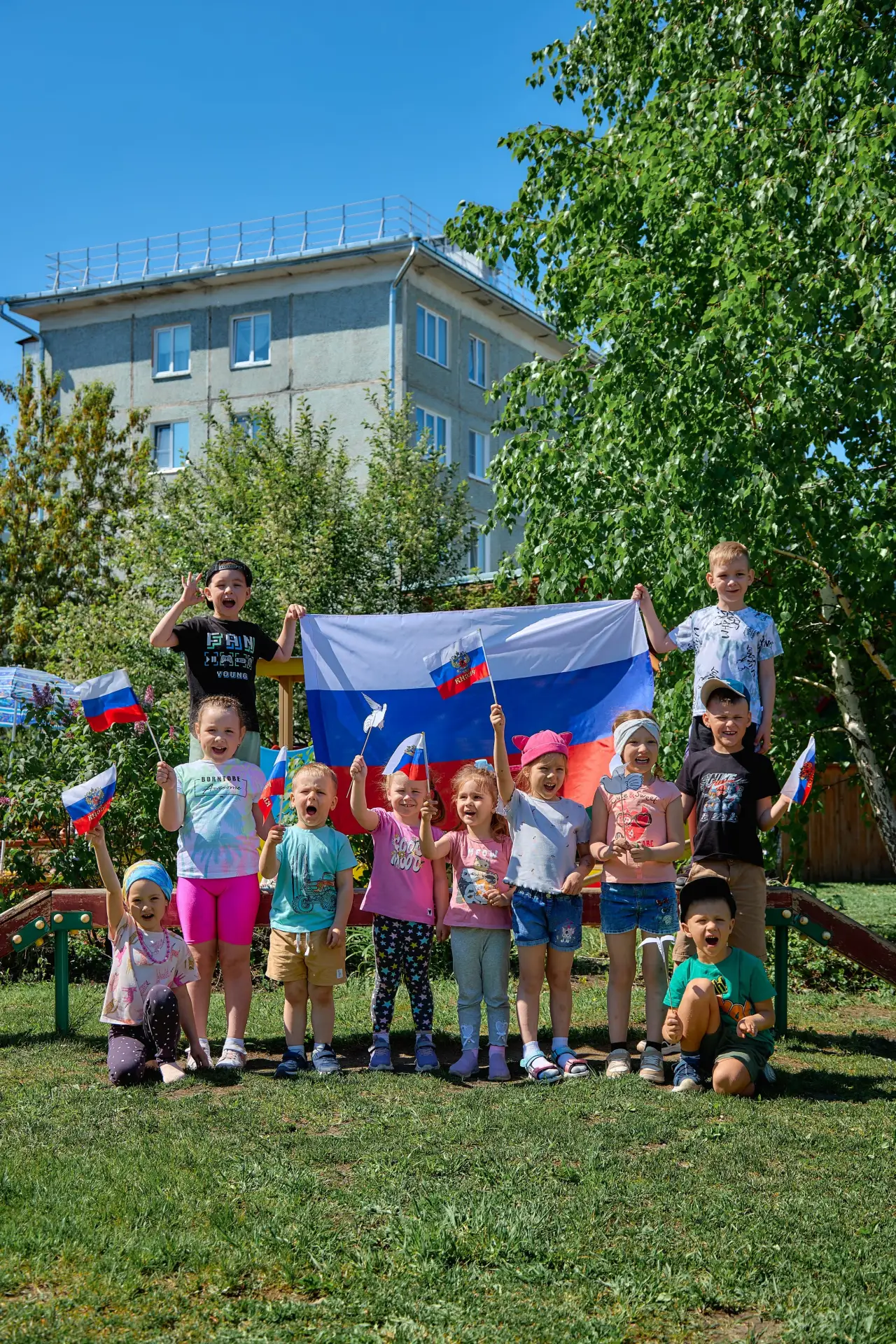 В Бородино высадили тысячу цветов на кольце улиц Гоголя и 9 Мая

Благодаря неравнодушным жителям пер