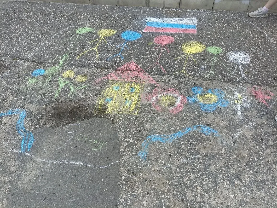 🎨 3-й отряд принял участие в конкурсе рисунков на асфальте, посвящённом Дню России!

Наши ребята с 