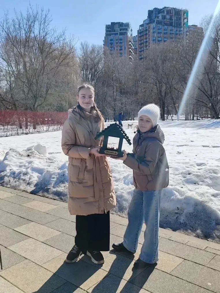 🌳 Каникулы с пользой: как 5 и 6 классы помогали птицам в «Саду будущего»  На каникулах ученики 5-6 к
