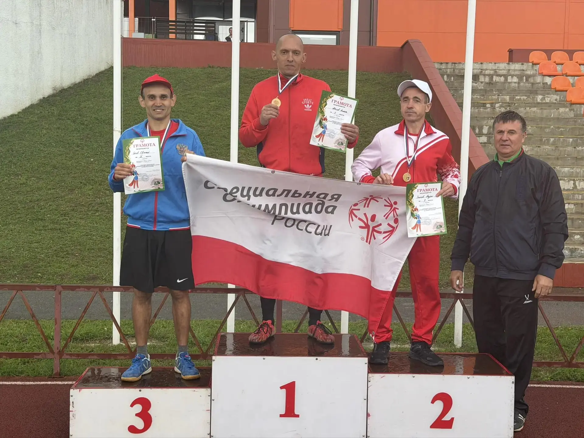 🏃‍♂️🏃‍♀️ ОБЛАСТНЫЕ СОРЕВНОВАНИЯ ПО ЛЁГКОЙ АТЛЕТИКЕ: НАША КОМАНДА — ЧЕМПИОНЫ! 🏆🥇