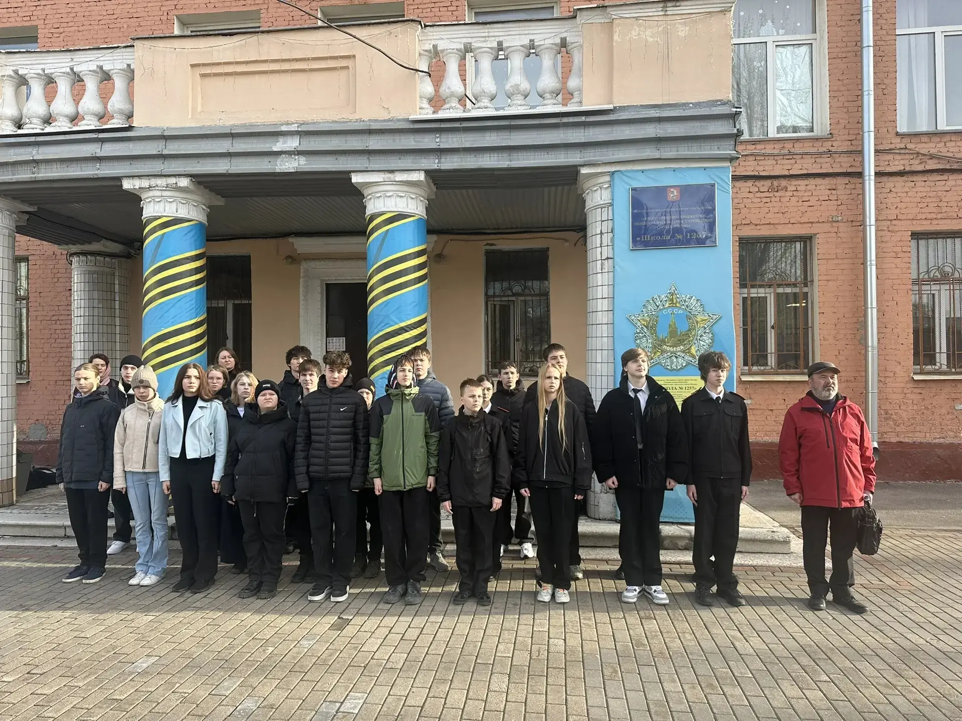 ЦЕРЕМОНИЯ ПОДНЯТИЯ ФЛАГА   🇷🇺 Учебная неделя после каникул традиционно началась с торжественной цере