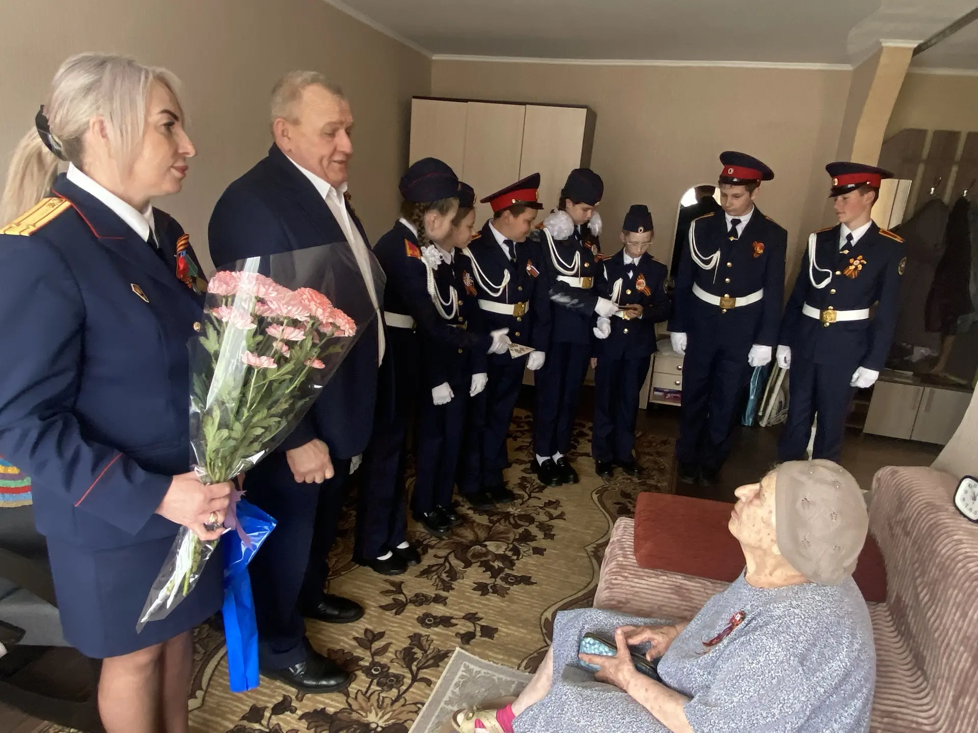 Стало доброй традицией в канун празднования Великой Победы поздравлять на дому ветерано...