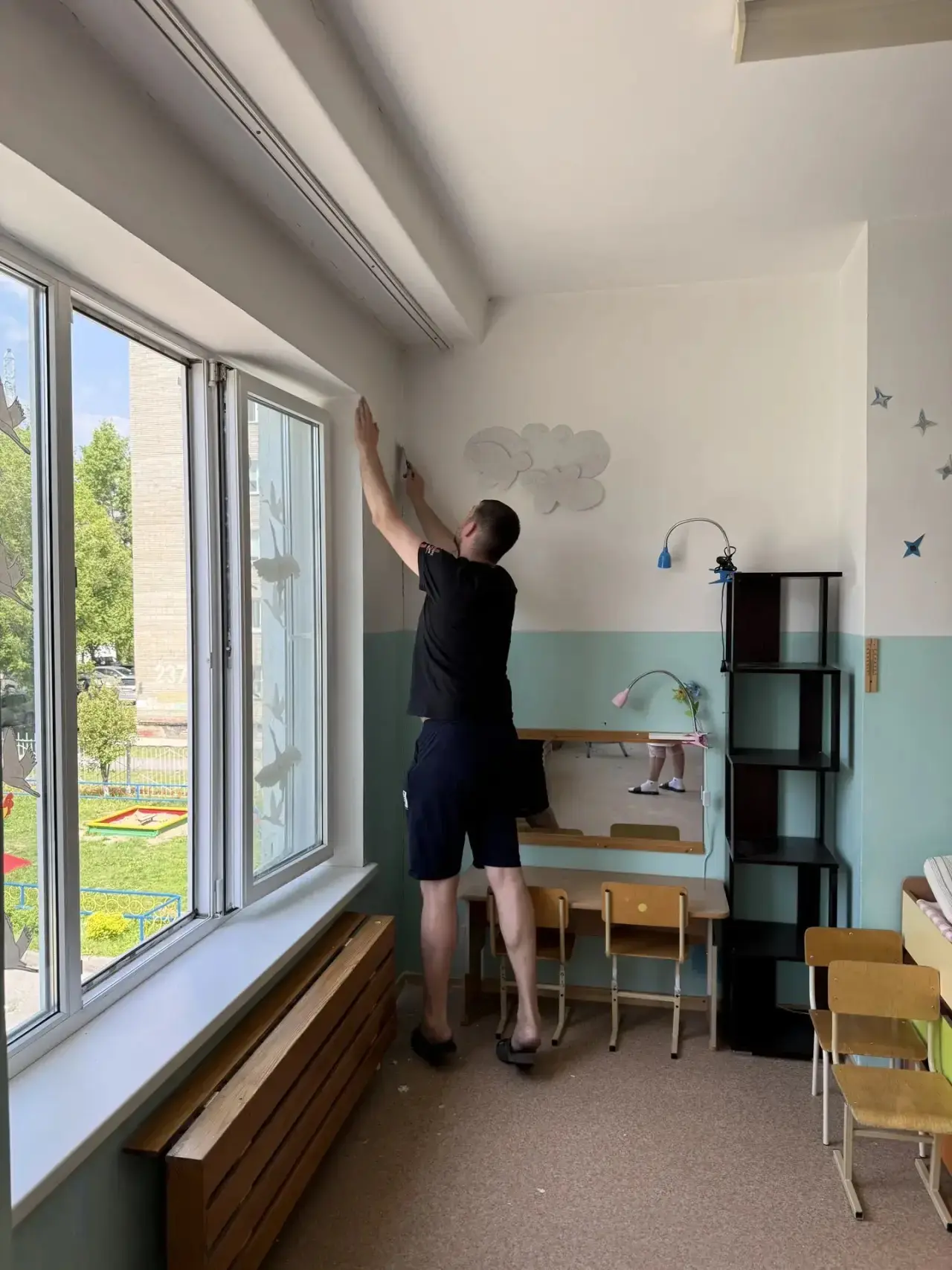 Вести с ремонта🧑‍🔧дружная бригада пап 11 группы начала ремонт в спальном помещении 💪