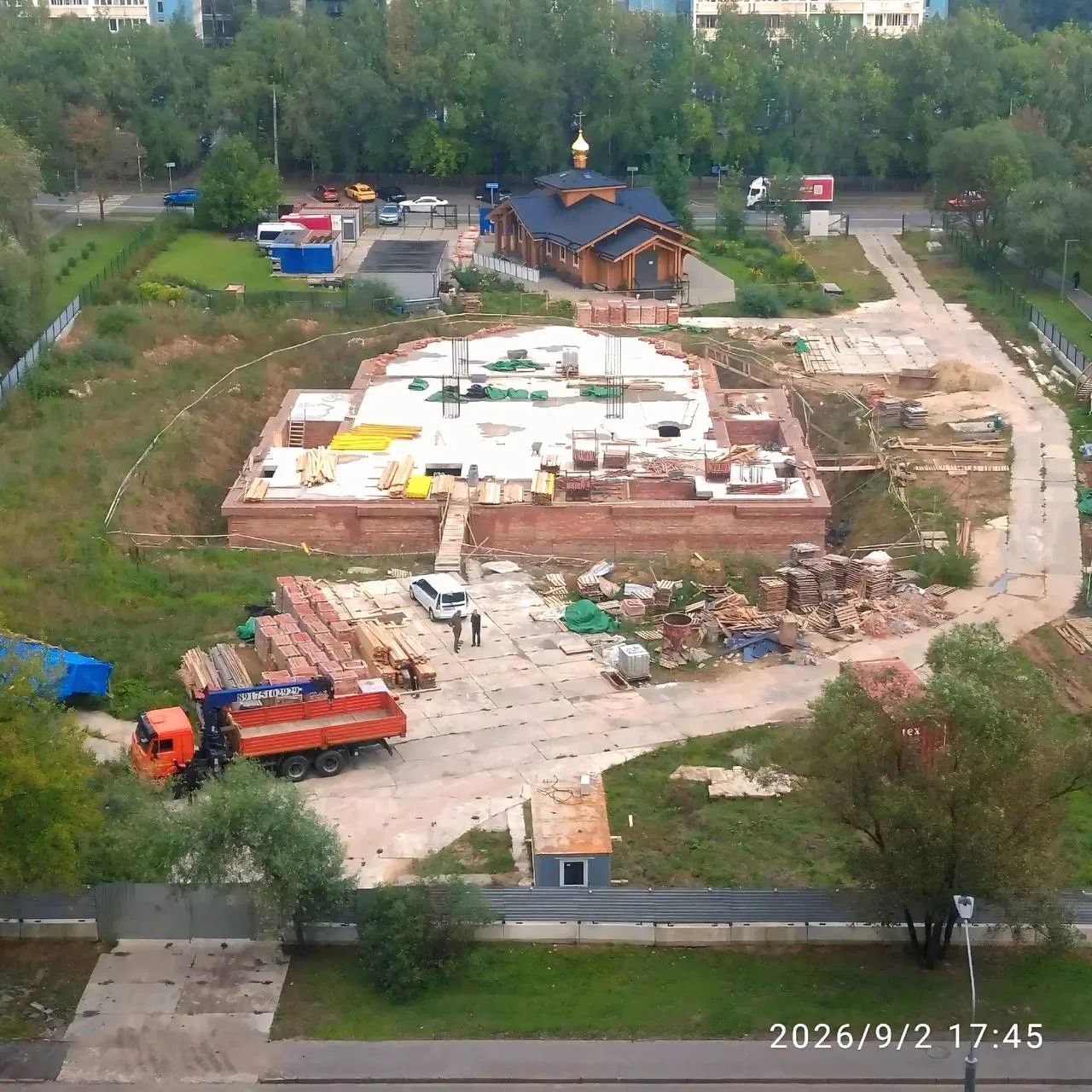 Строительство храма продолжается.