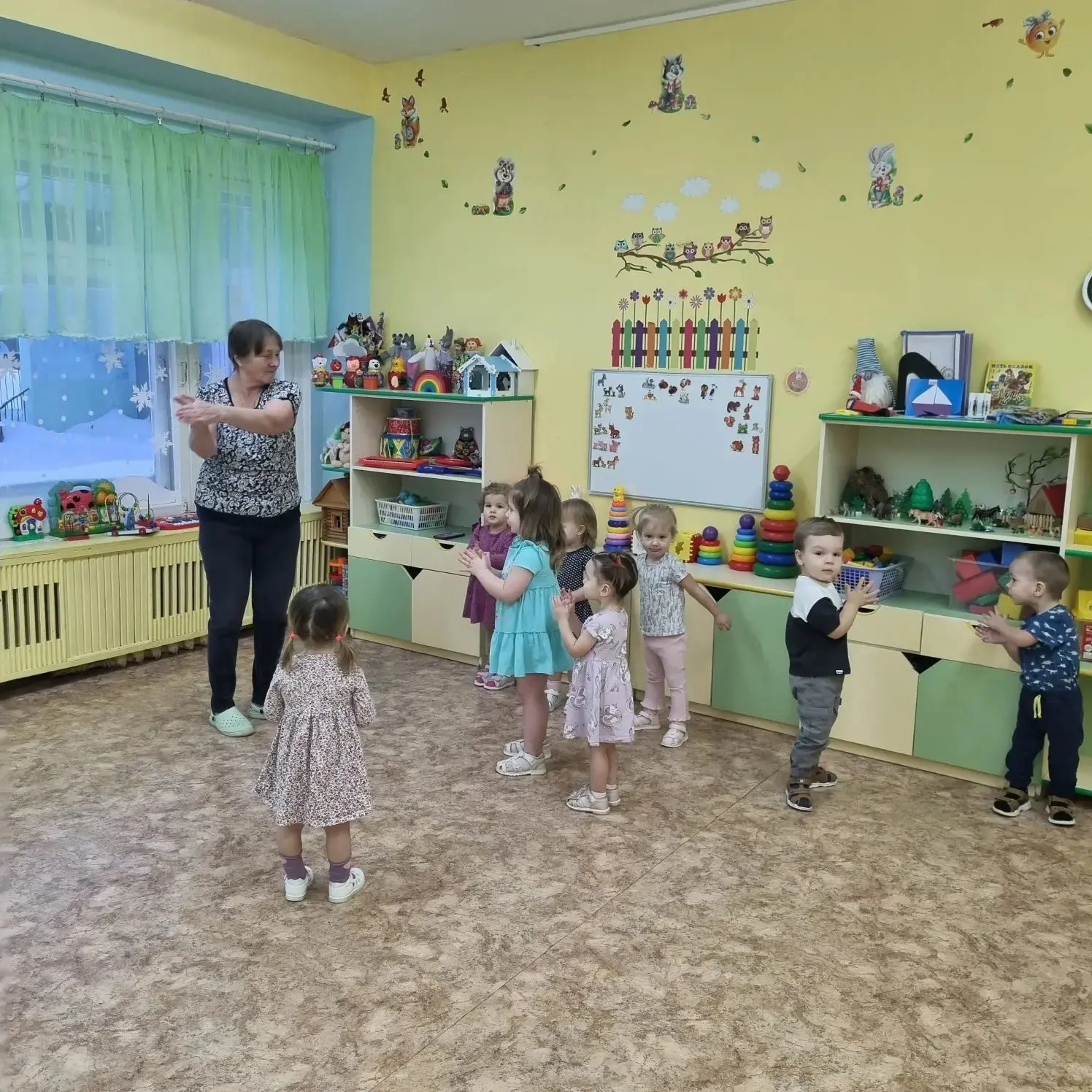 Каждый день в детском саду мы начинаем с весёлой зарядки. Для малышей это не просто дви...