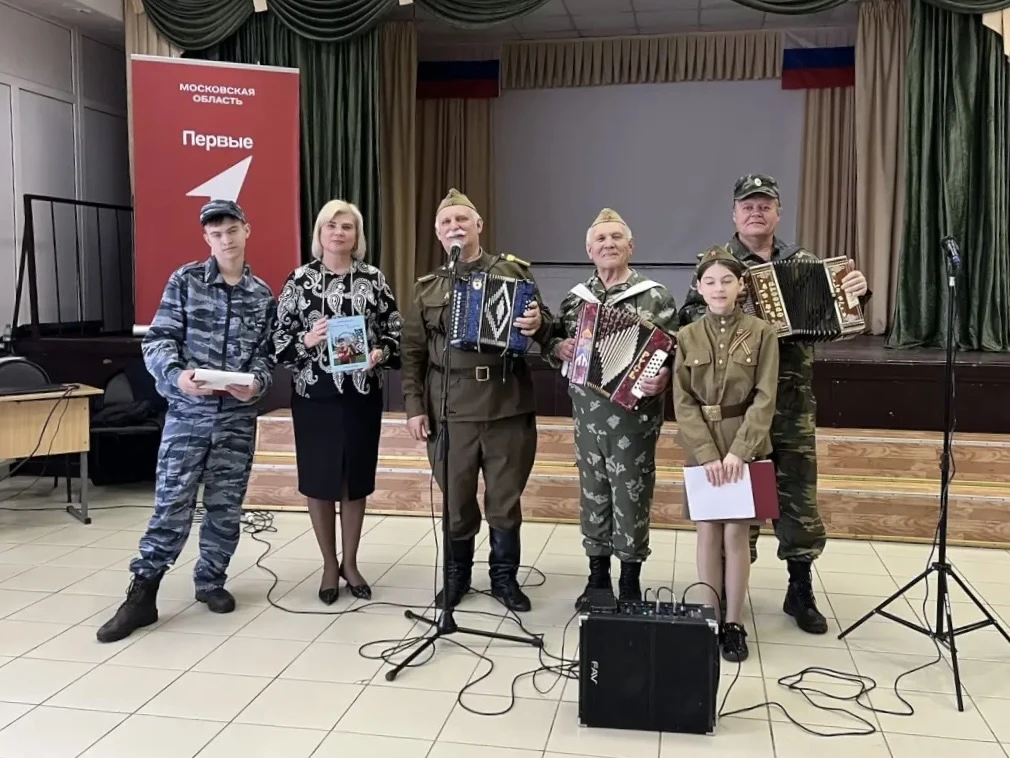 🎶«ГОЛОС ПОБЕДЫ»🪗  ❤️В нашей школе для учащихся младших классов состоялся урок солдатской песни. Меро