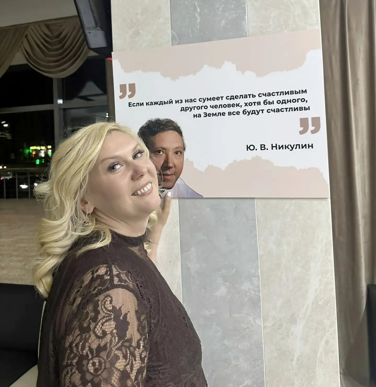 - Это вы купили билет на фильм? Умоляю, не ходите!!! Я вас не пущу!!!