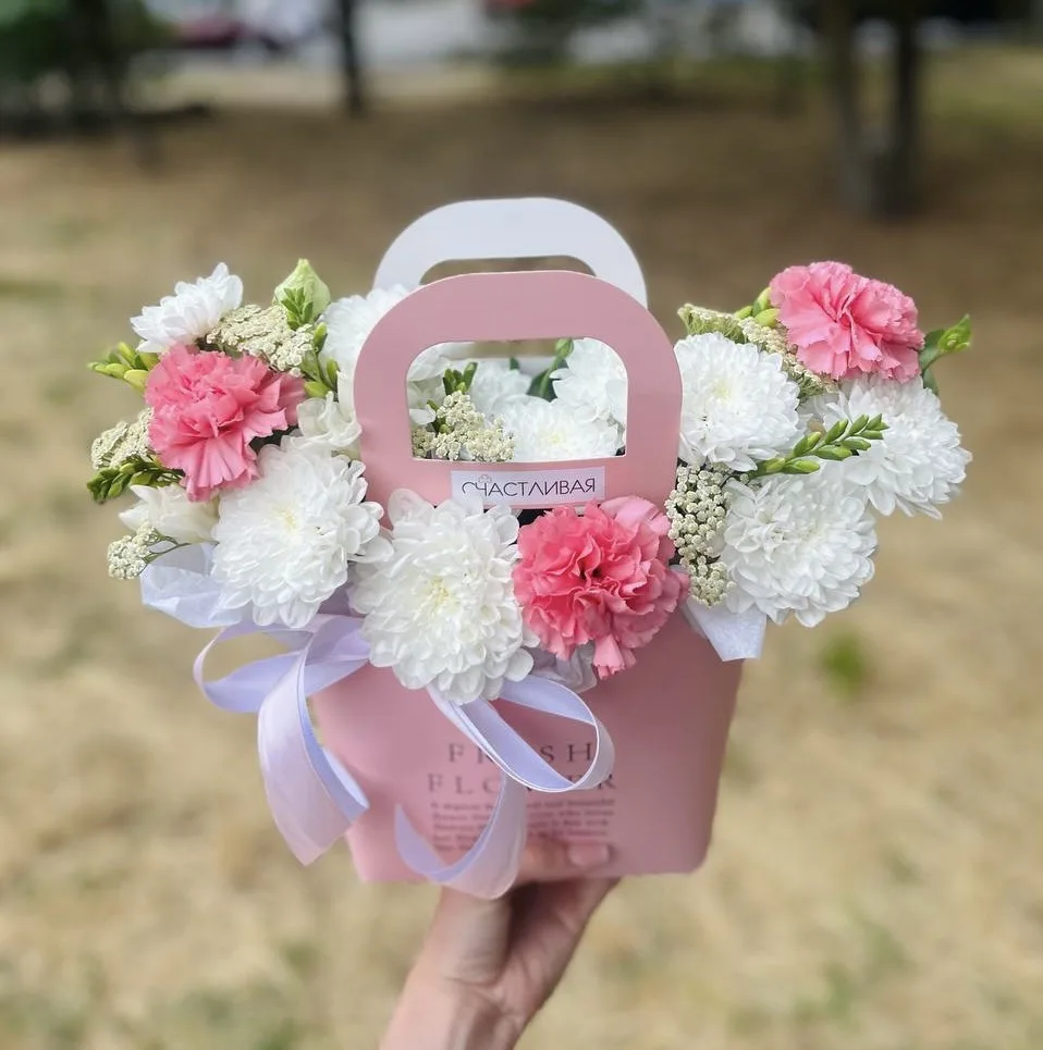 Счастье в деталях! 💕

Мини-сумочка со свежими бутонами — лучший способ сказать «я думаю о тебе».

С