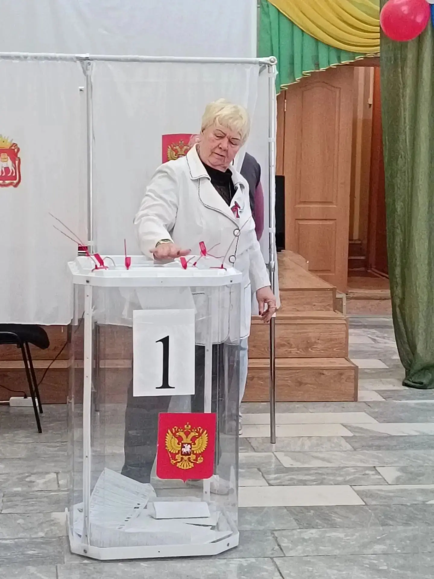 На УИК № 1668 (ДК «40 лет Октября») проголосовала заместитель председателя комиссии Све...