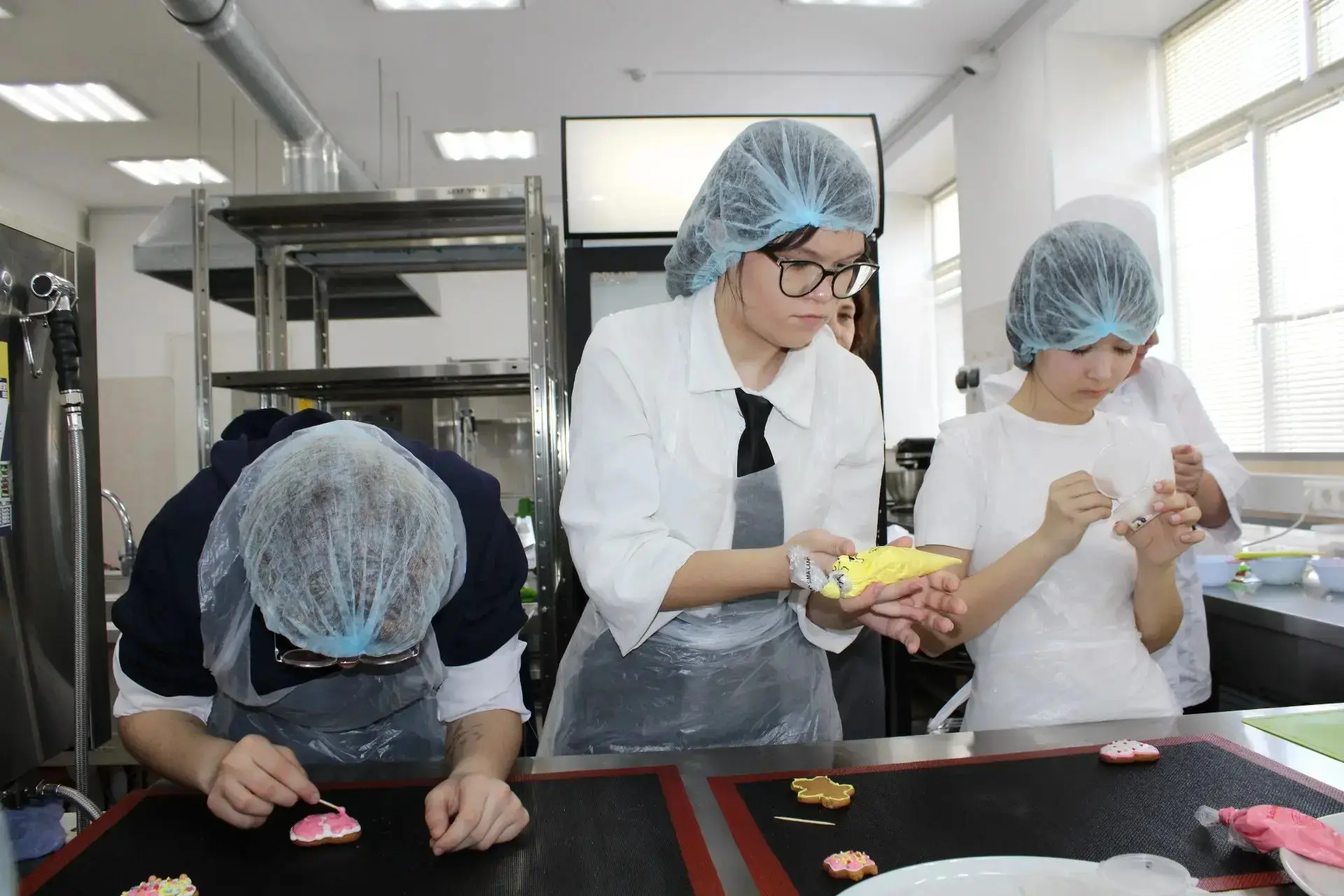 Сладкие профпробы: 8 «Г» в гостях у профессионалов! 🍪 Сегодня наши восьмиклассницы посетили Многопро