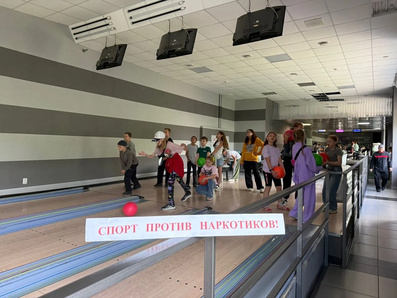 🎉 Веселье на максимум: 19 июня ребята из городских летних лагерей заглянули в Ледовый дворец! 🥳

И