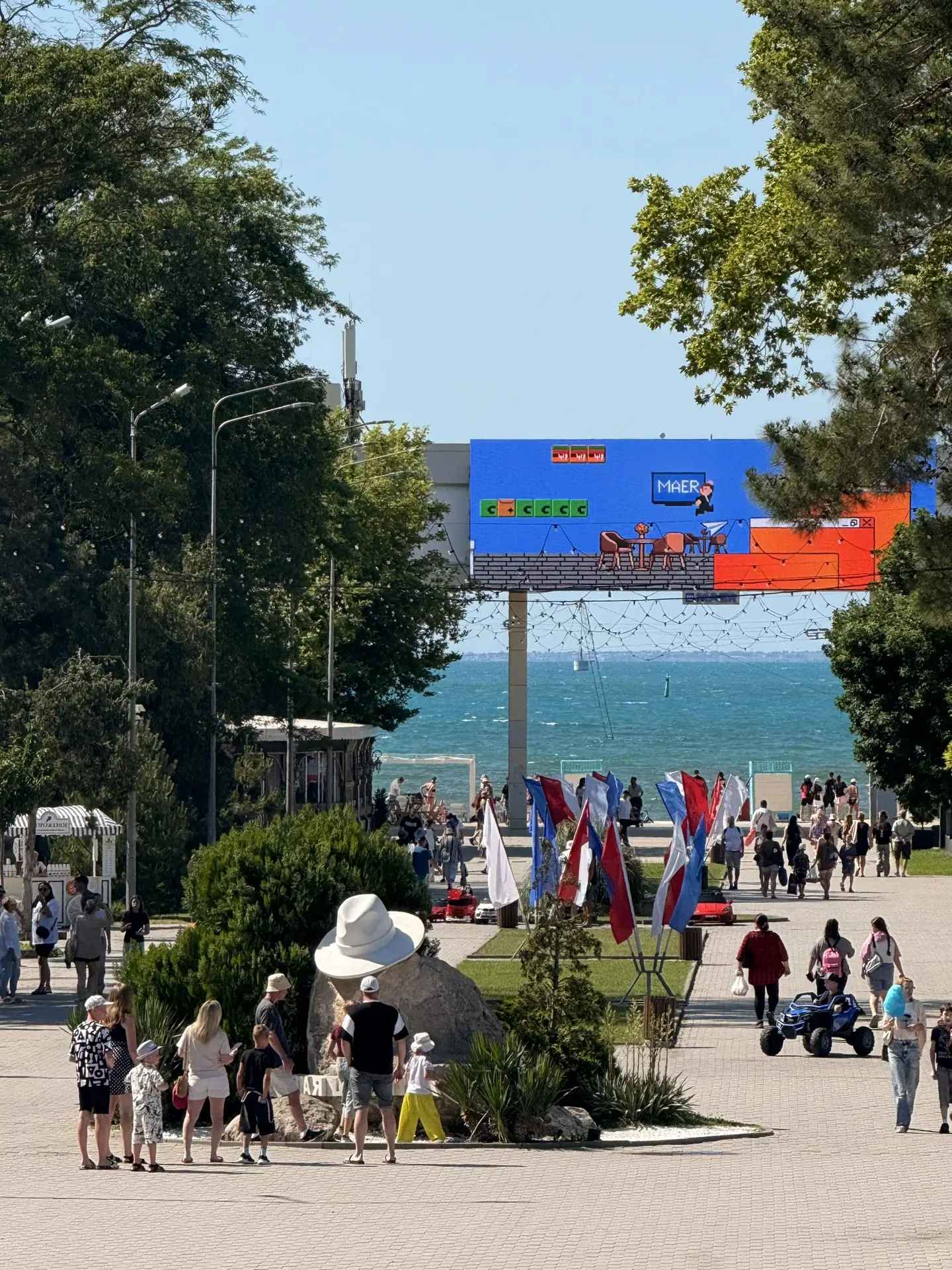 Можно обсуждать город, море, пляжи.
Делиться погодой в своем городе.
Или рецептами пирожков.
Желать 