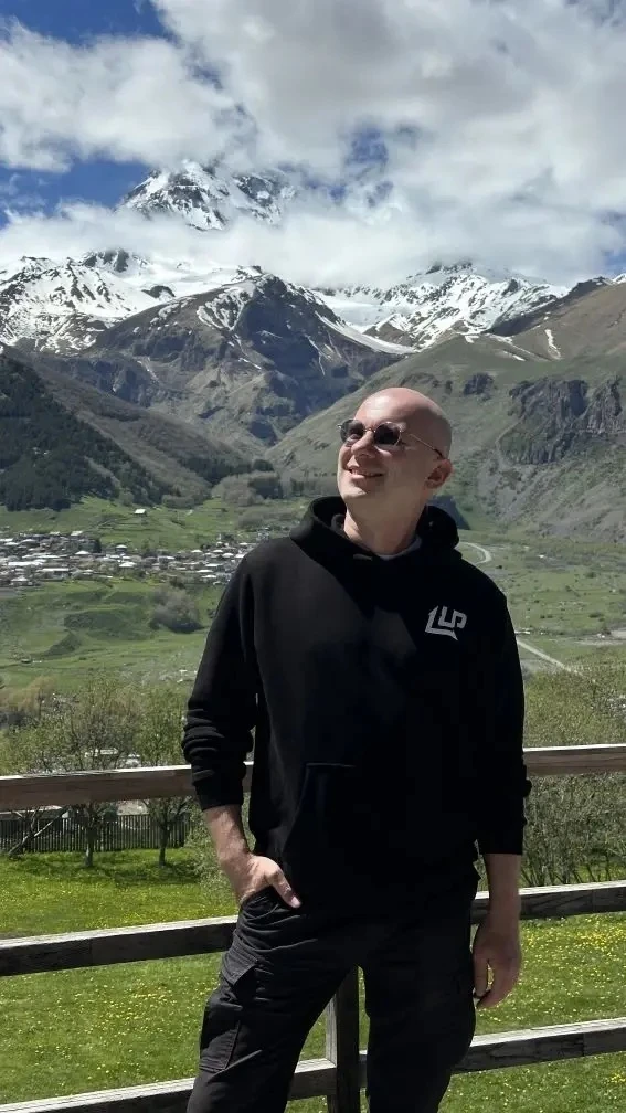 С LevelUp покоряем новые вершины (на фото гора ⛰️ Казбек)!