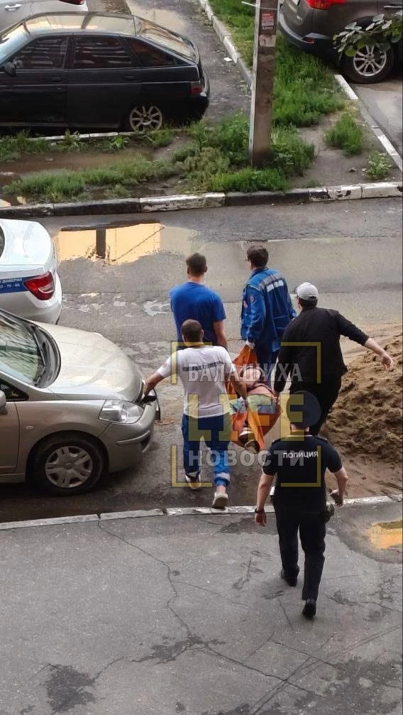 На граничной 38 в Ольгино, неадекват с ножом порезал другого мужчину, его скорая унесла на носилках
