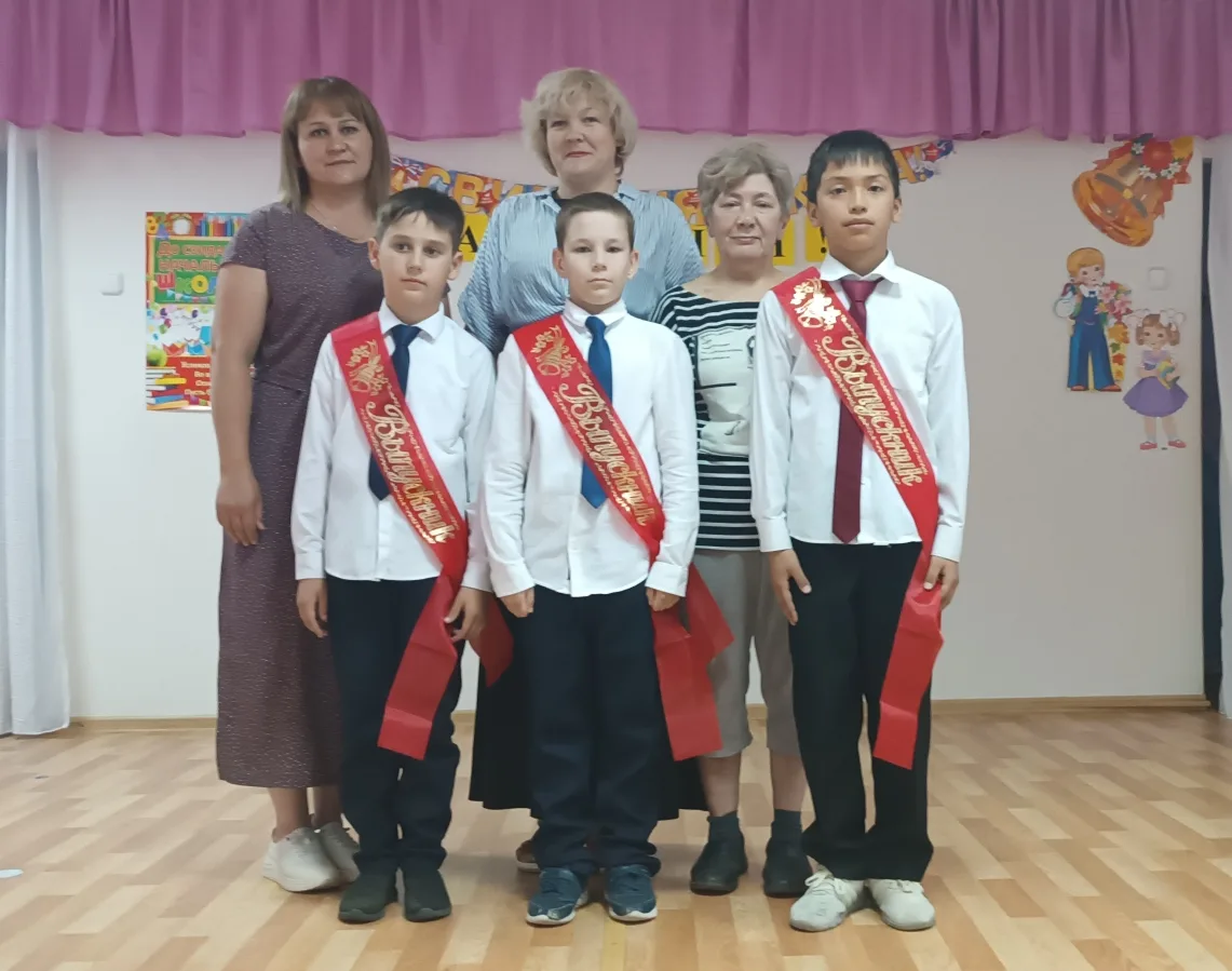 👨‍👩‍👦‍👦📚💼Школа - это уроки и перемены, домашние задания и каникулы, второй родной дом. Четыре 