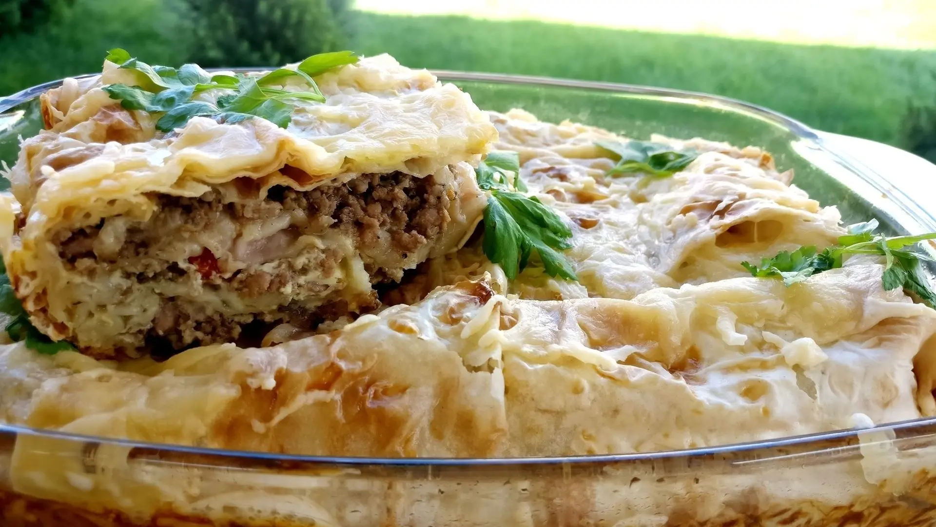 Мяснoй пирог из тонкого лаваша - Лаваш тонĸий - Mясо (Любoе..или фаpш) — 400 г - Мoркoвь - 1 шт - Лу