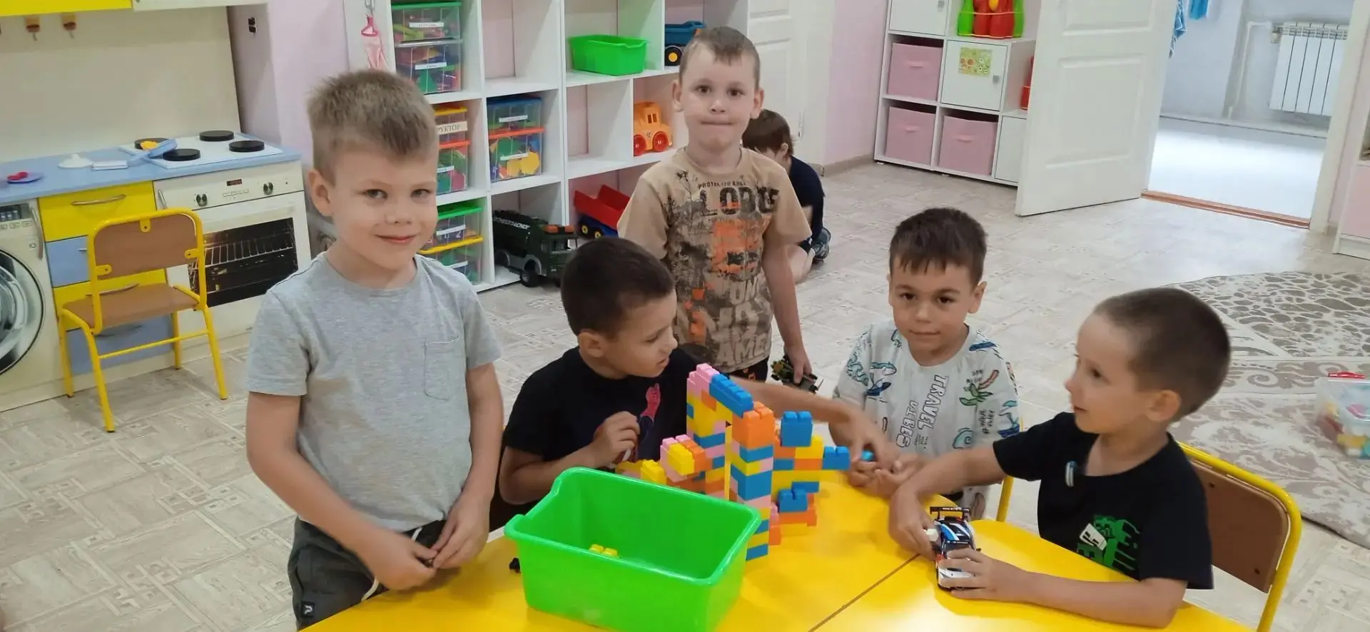 Дождь за окном — не помеха для хорошего настроения. Дети с увлечением занимаются творче...
