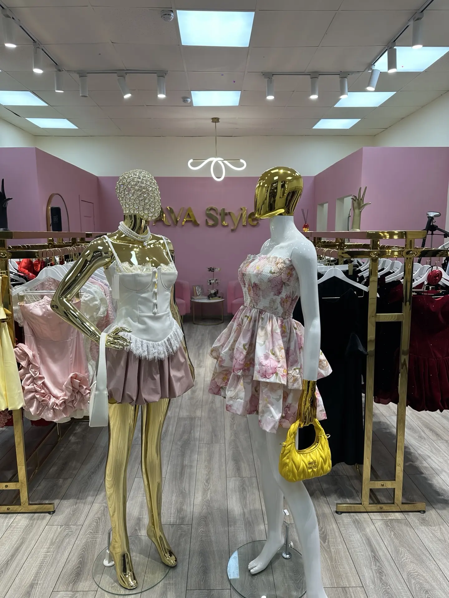 ПРОДАЁТСЯ МАГАЗИН ЖЕНСКОЙ ОДЕЖДЫ  📍Краснодар, ТЦ «Центр Города», Красная 176/1  💰 1 490 000 ₽ (торг 
