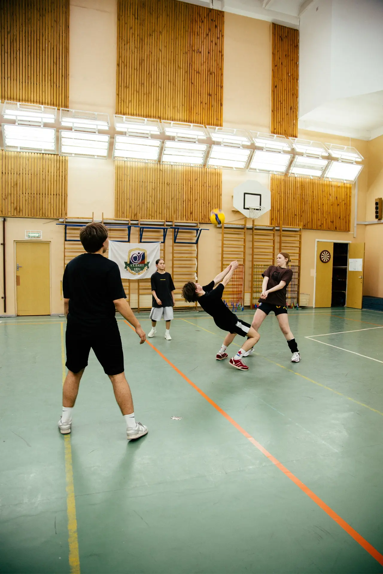 🏐 Больше, чем просто матч  🤩 В школе прошёл товарищеский матч по волейболу, где на одной площадке вс