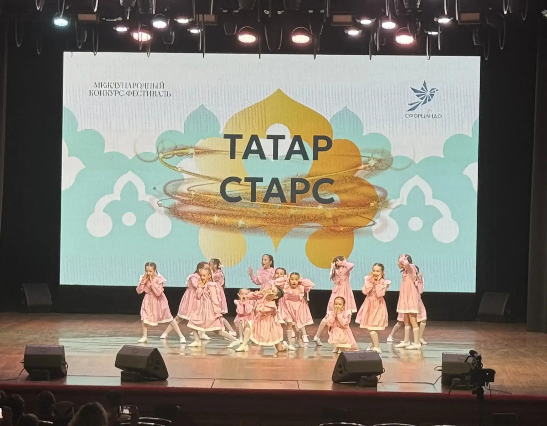 🎉 Наши юные звёзды зажгли на сцене! 🌟  С гордостью сообщаем, что образцовый театр танца «Биектау» пр