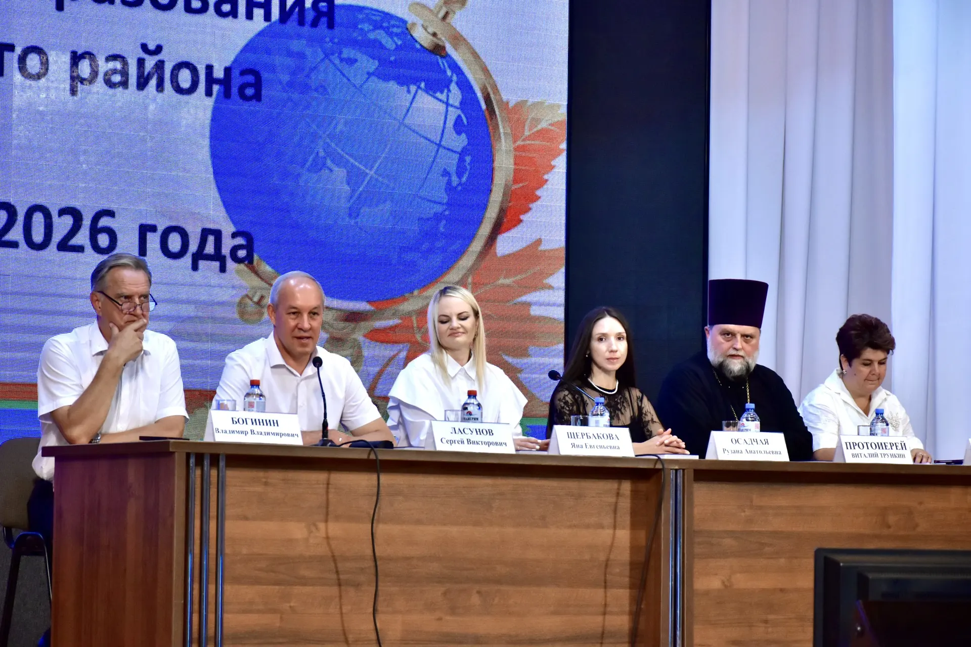 Летом школьные коридоры становятся непривычно тихими. Но именно в это время за закрытым...