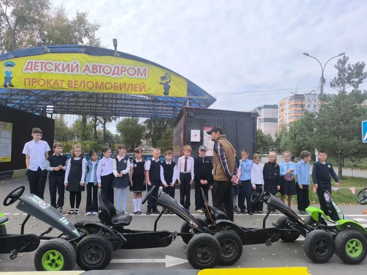 🚦 Правила дорожные знать каждому положено! Второклассники закрепили ПДД в автогородке 🚗✨